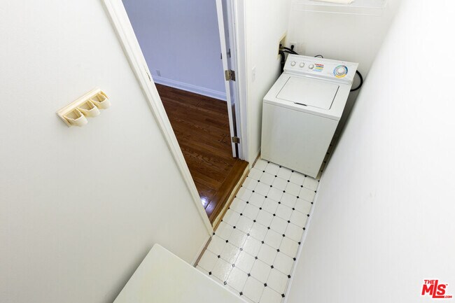 Building Photo - 5162 Lindley Ave