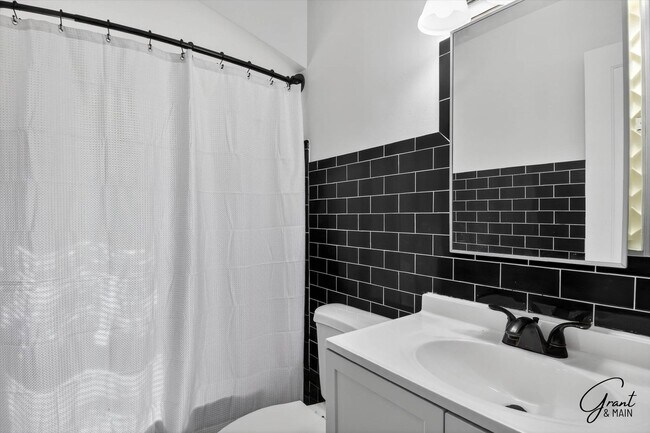 Building Photo - $1250 3 bedroom bungalow