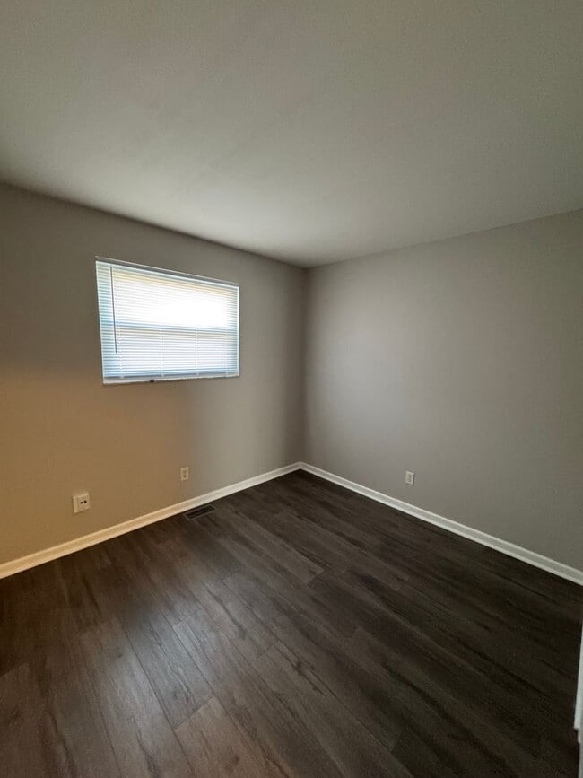 Building Photo - Southeast Indy - 3 BR home