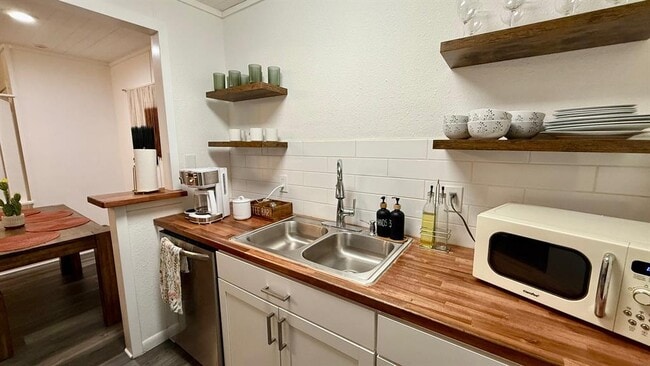 Building Photo - 1802 E University Ave