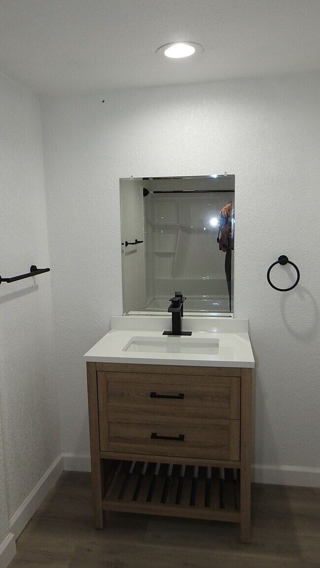 Building Photo - Newly rehabbed fully rehabbed 4 bed 2 bath...