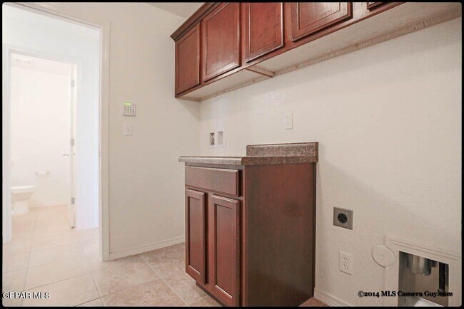 Building Photo - 1345 Fito Hernandez St