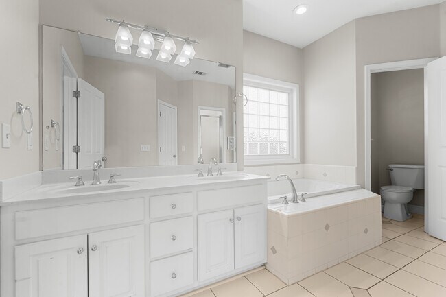 Building Photo - 1811 Old Carriage Trail