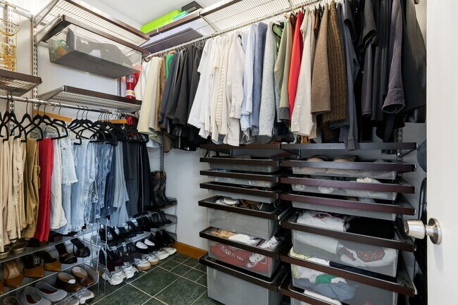 Building Photo - 2909 N Sheridan Rd