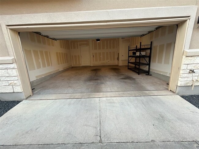 Building Photo - 13800 Lyndhurst St