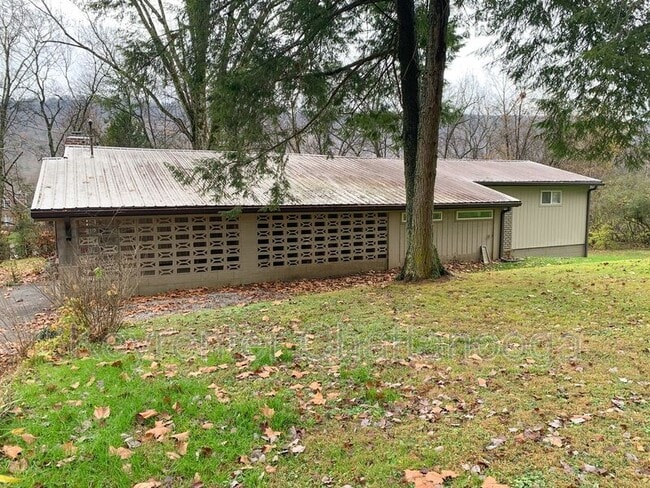 Building Photo - 1023 N Runyan Dr
