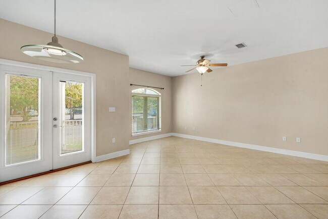 Building Photo - "Spacious 2-Bed Townhouse in Prime Fort Walton Beach Location"