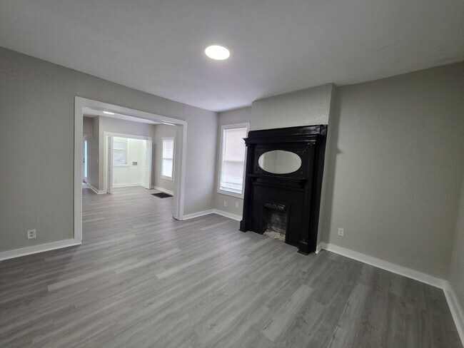 Building Photo - Spacious 6-Bedroom, 4-Bath Home with Plenty of Living Space