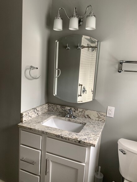 Building Photo - 4232 Urbandale Ave