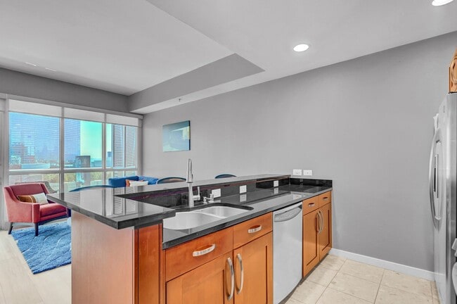 Building Photo - Fully Furnished 2 Bedroom 2 Bath High Rise with Strip Views