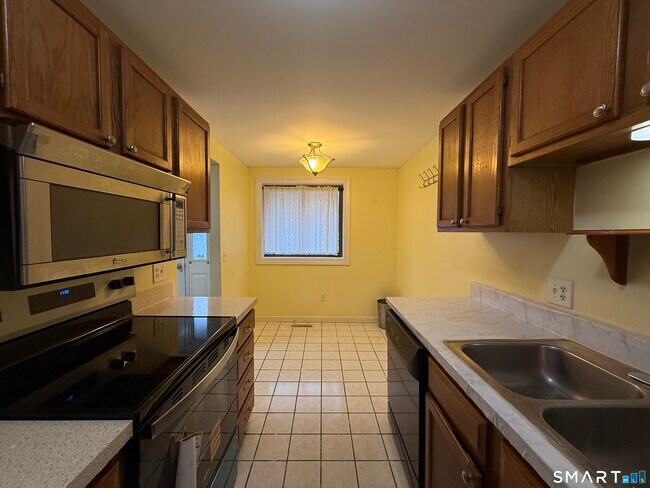 Building Photo - 32 Upper Pattagansett Rd