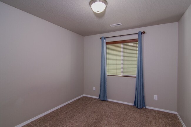 Building Photo - Single floor living 3 Bed 2 Bath home with...