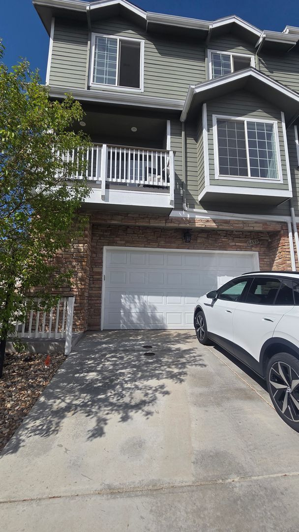 Building Photo - Modern 4 Bedroom 5 Bath Townhome - With Lots of Natural Light and Great Views!