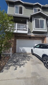 Building Photo - Modern 4 Bedroom 5 Bath Townhome - With Lots of Natural Light and Great Views!