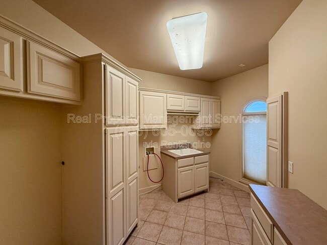 Building Photo - 2707 Regis St