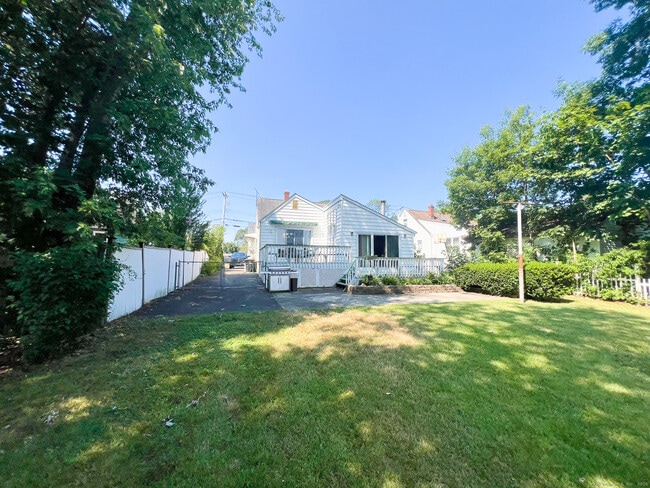 Building Photo - 91 Bertrose Ave