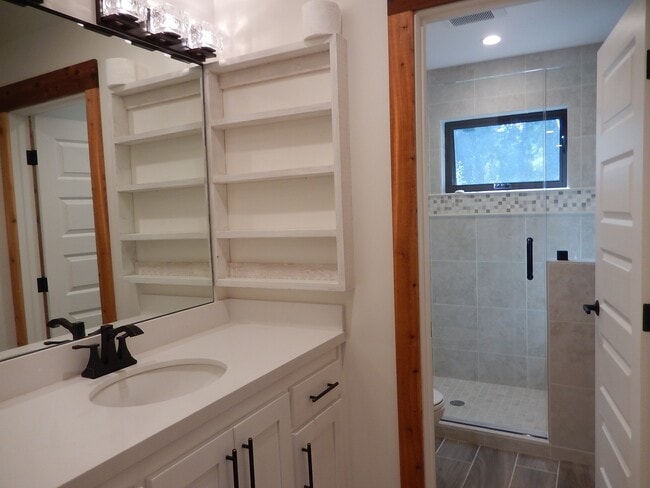Building Photo - 1,188 Square Foot Recently built custom Cr...