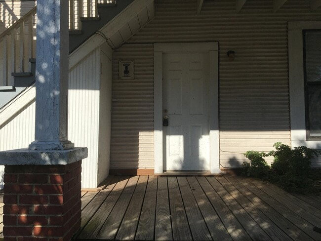 Building Photo - 105 E Texas Ave