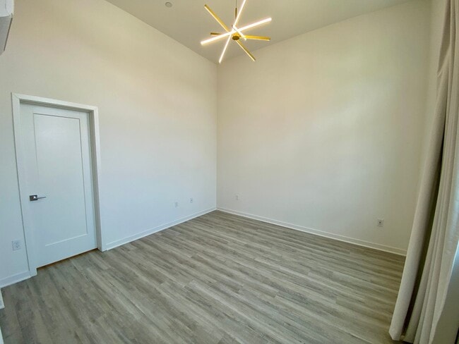 Building Photo - Like New! 1 Bed, 1.5 Bath Townhouse in Covina