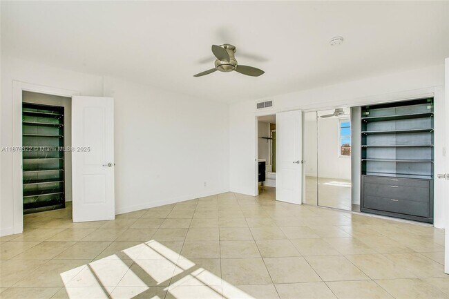 Building Photo - 9500 W Bay Harbor Dr