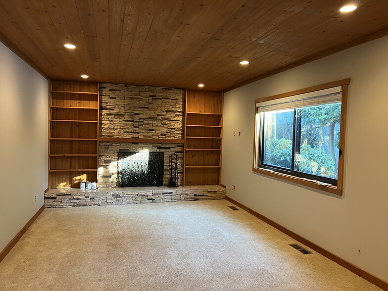 Living room unfurnished - 1236 Northeast 103rd Street