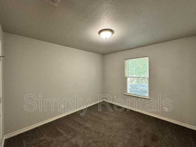 Building Photo - 1310 Sabine St