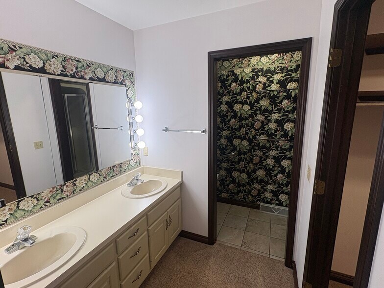 Building Photo - 1512 Winsted Dr
