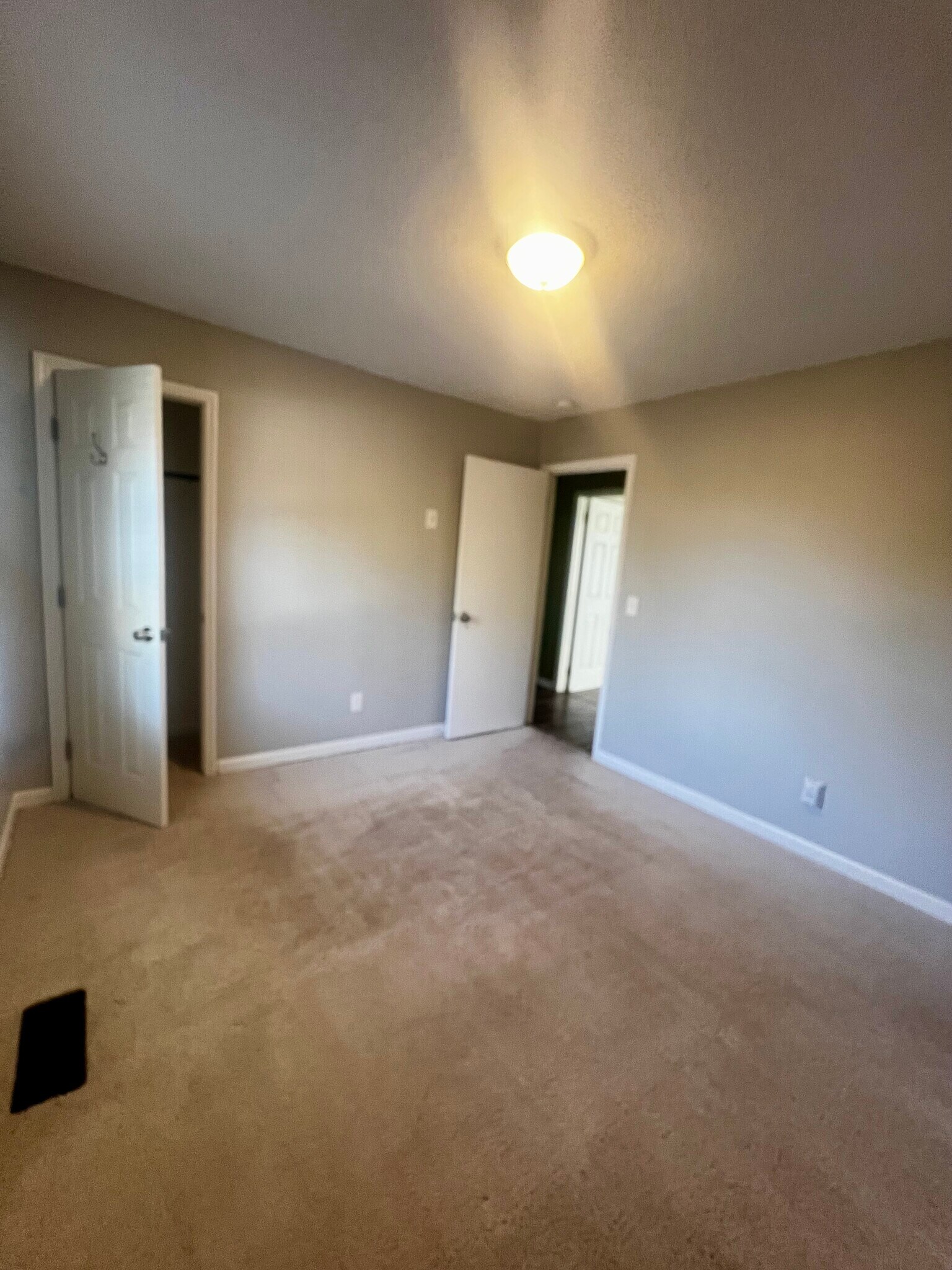 Building Photo - 712 Richmond Ave