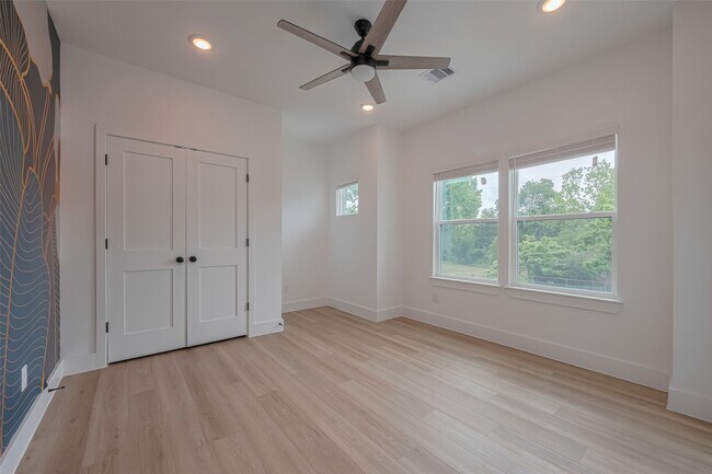 Building Photo - 2532 Wall St