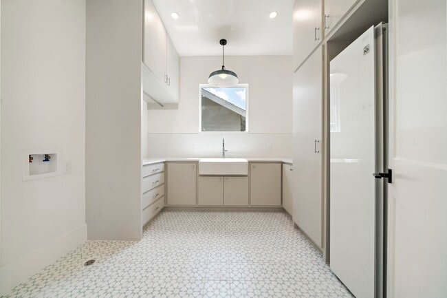 Building Photo - 408 Pecore St