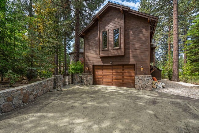 Building Photo - Golf Course Property Located on the 13Th Green