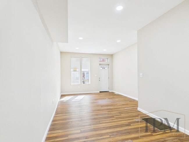 Building Photo - Available Now - Charming 3 Bedroom, 2 Bath...