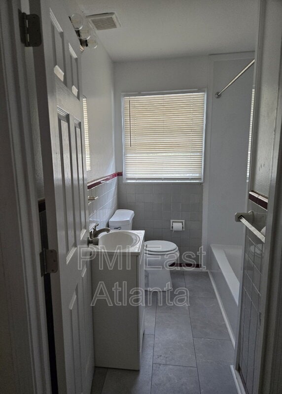 Building Photo - 2332 Carey Dr SE