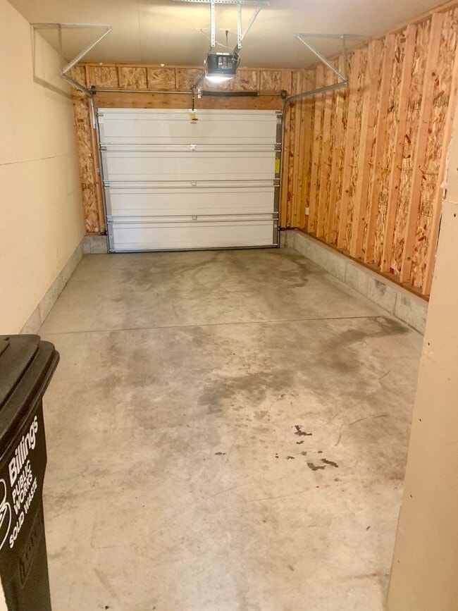 Building Photo - 2 Bedroom 1.5 Bathroom located in the Heights!