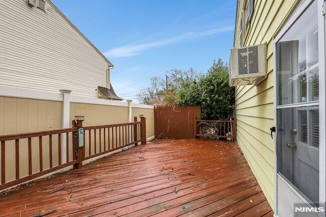 Building Photo - 95 Grove St