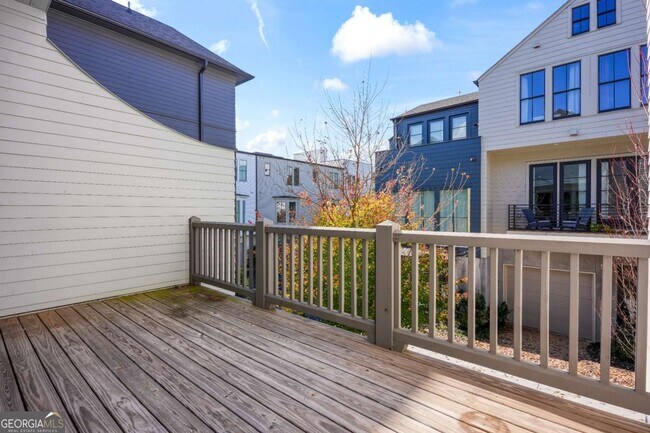 Building Photo - 689 Fraser St SE