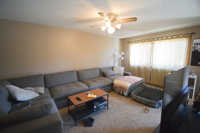 Building Photo - End-of-Cul de Sac 4 Bed 2 Bath Available f...