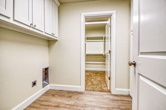 Building Photo - 3100 Pebble Pond Dr