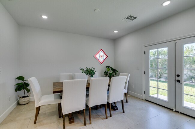 Building Photo - ZONE 8 FULLY FURNISHED, 4BD, 2 PRIMARY SUITES, OVER AN ACRE, HIGHLY UPGRADED