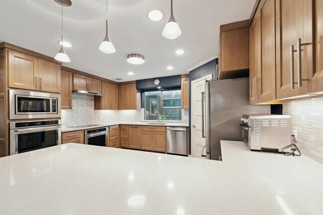 Building Photo - 5704 Sam Houston Cir