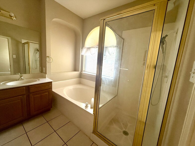 Building Photo - 4115 Dunn Oak Dr