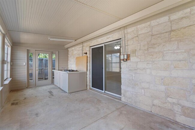 Building Photo - 902 Rocking Spur Cove