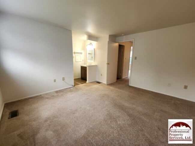 Building Photo - Upgraded End Unit In Amber Meadows