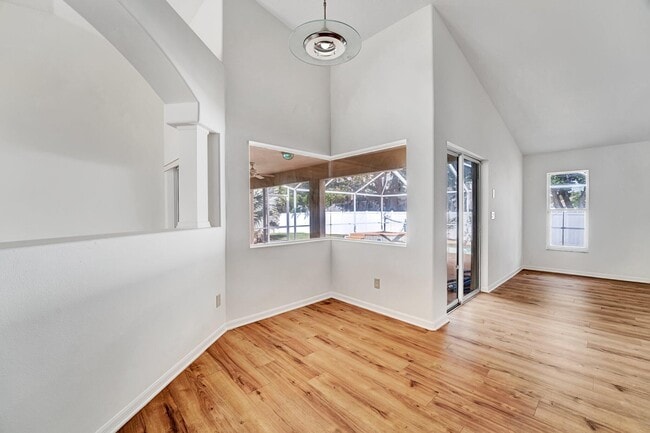 Building Photo - 513 SE Cliff Rd