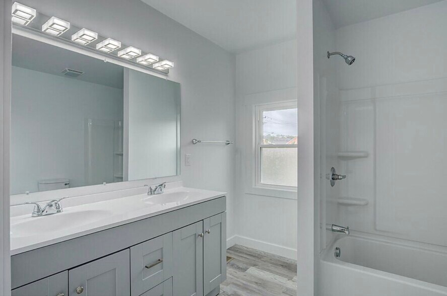 Building Photo - 1235 Scott St