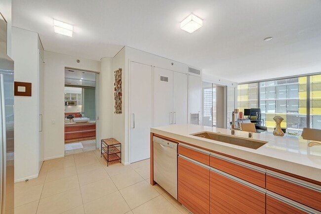 Building Photo - Veer Towers 2010E- Stunning Strip/City Views from this 1bd/1ba, Fully Furnished Residence