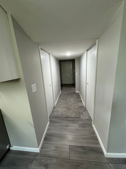 Entry Hallway - 2005 Interurban Rd