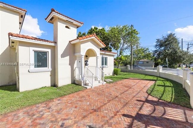 Building Photo - 3411 SW 27th St