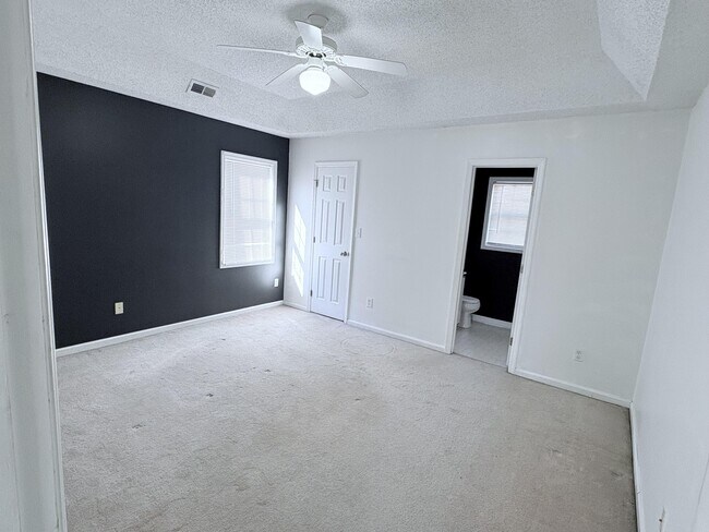 Building Photo - 418 Eucalyptus Ln