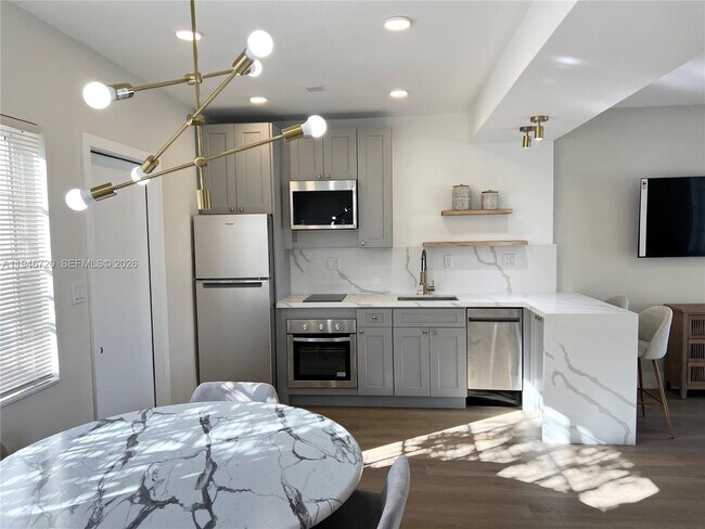 Building Photo - 1129 NE 111th St